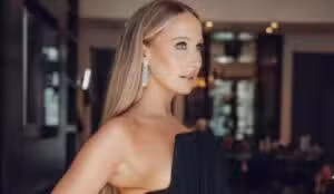 Nikki Glaser tem deslize com vestido em talk show e responde com humor