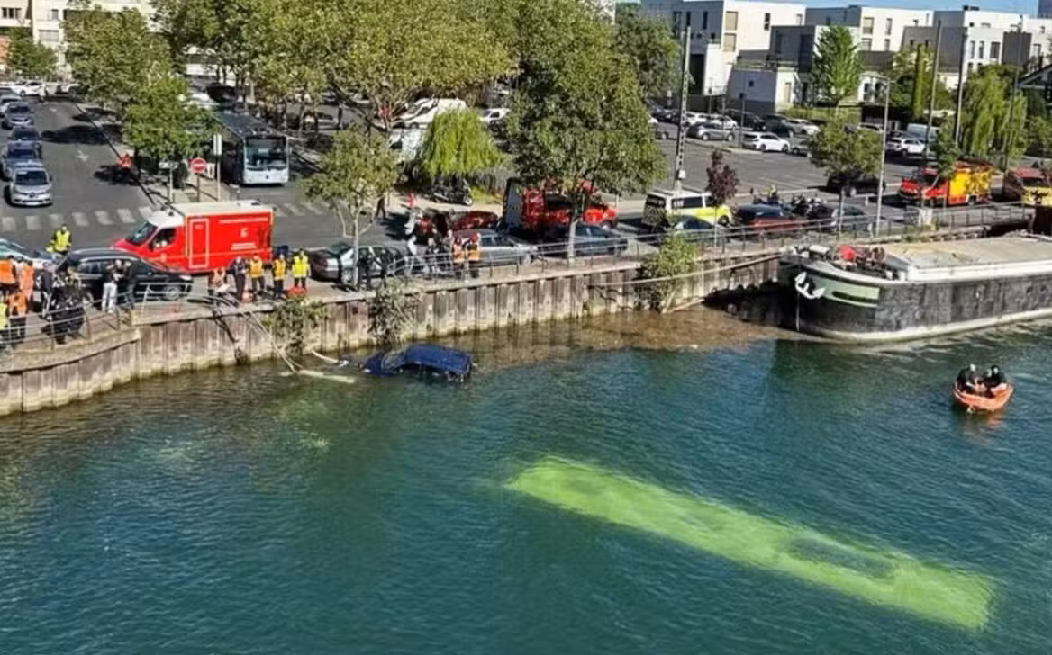 &Ocirc;nibus cae al r&iacute;o Sena en Fran&ccedil;a
