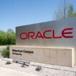 Queda nas ações da Oracle reflete planos de expansão em IA, beneficiando setores de chips e energia