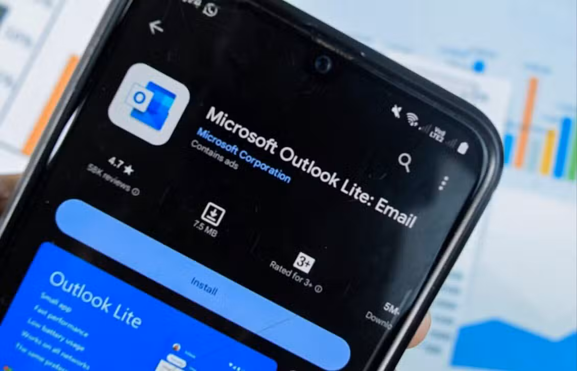 Outlook Lite - bangoland/Shutterstock.com