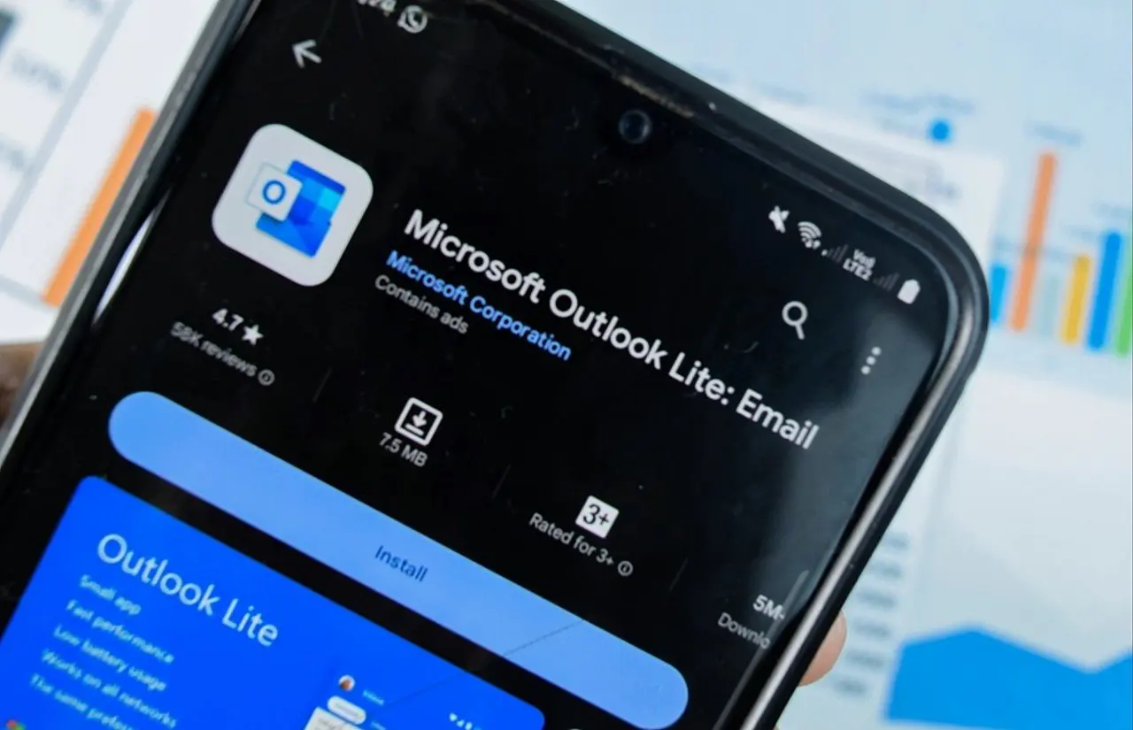 Outlook Lite - bangoland/Shutterstock.com