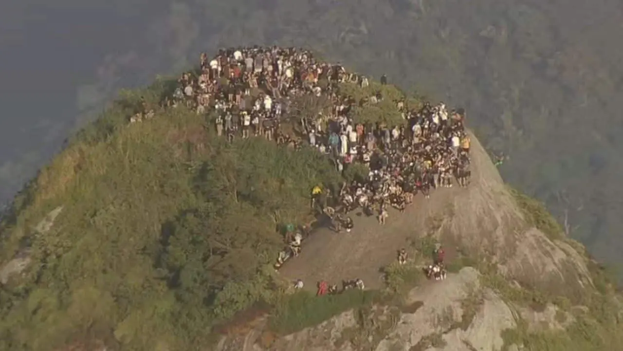 Pessoas hang di atas bukit selama operasi di Vidigal