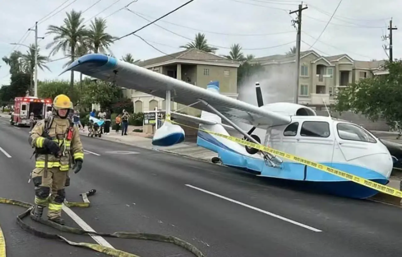 Piloto de hidroavião faz pouso de emergência