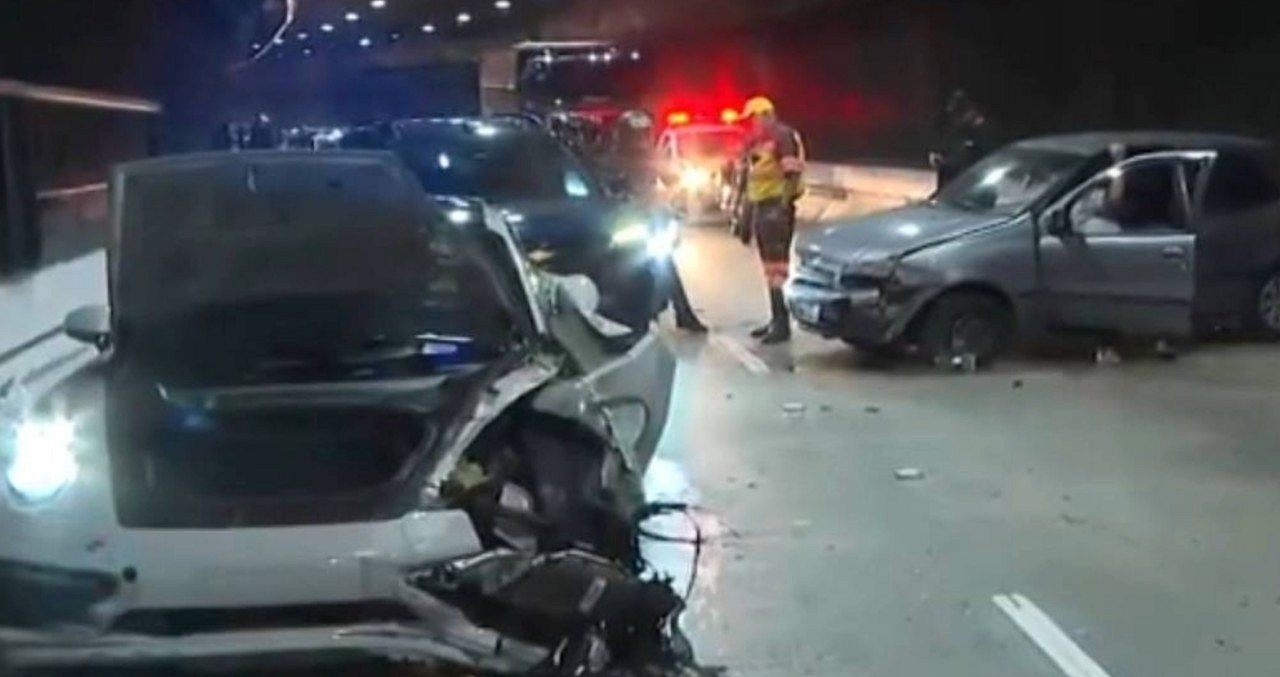 Porsche bate em Palio e causa bloqueio no túnel Ayrton Senna em SP - Reprodução/ TV Globo