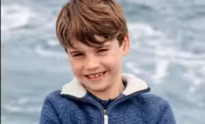 Família real britânica celebra 8 anos do Príncipe Louis com foto inédita em viagem à Cornualha