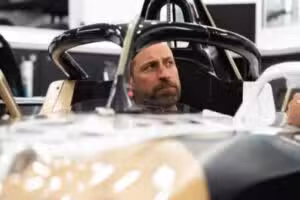 Príncipe William visita base da Jaguar na Fórmula E e testa réplica de carro de corrida