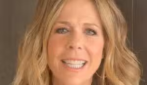 Rita Wilson reflete sobre câncer, carreira e 38 anos ao lado de Tom Hanks