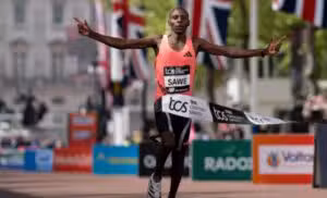 Queniano Sabastian Sawe quebra recorde mundial e vence maratona de Londres