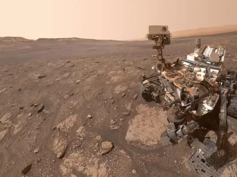 Selfie do rover Curiosity em Marte, onde análises revelaram compostos orgânicos. — NASA/JPL-Caltech/MSSS
