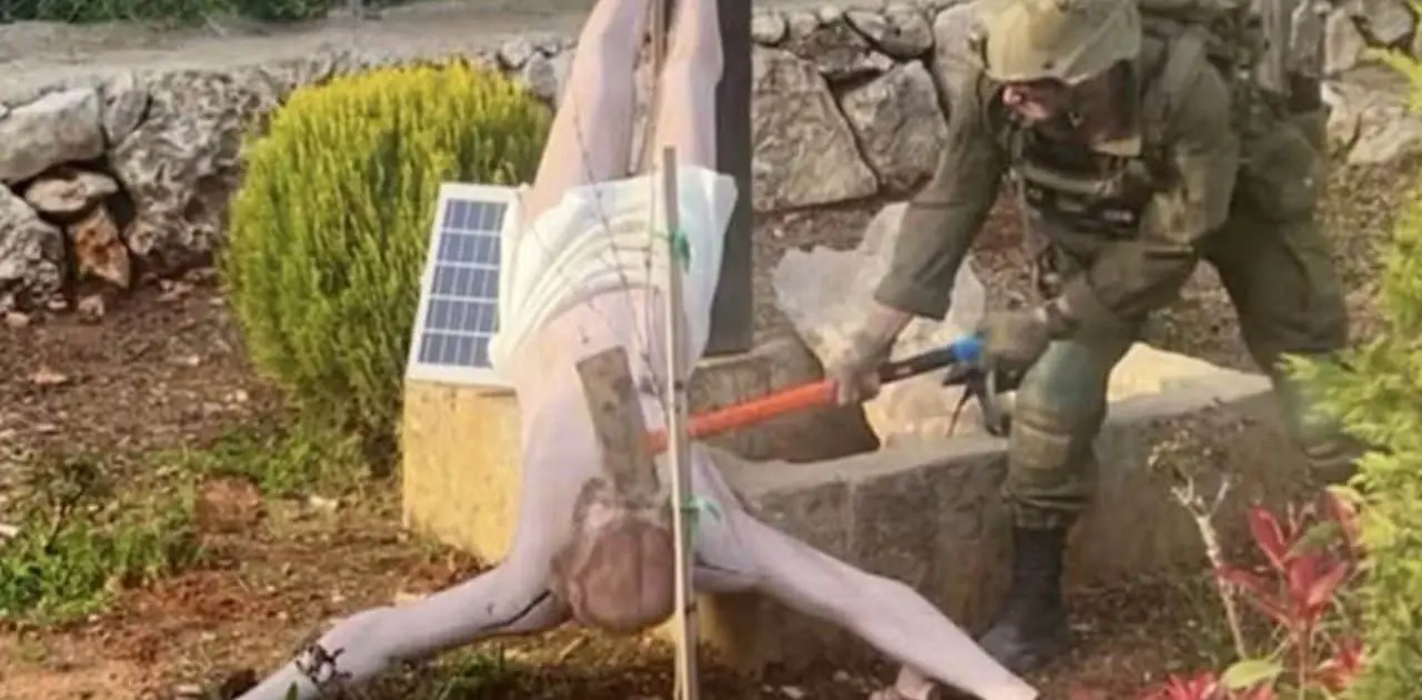 صور الجنود الإسرائيليين وهم يستبدلون تمثال يسوع في لبنان مزيفة وتم إنشاؤها باستخدام الذكاء الاصطناعي