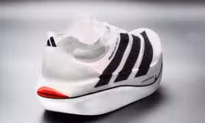 Adidas uvádí na trh 97gramové tenisky a oživuje debatu o technologiích ve sportu
