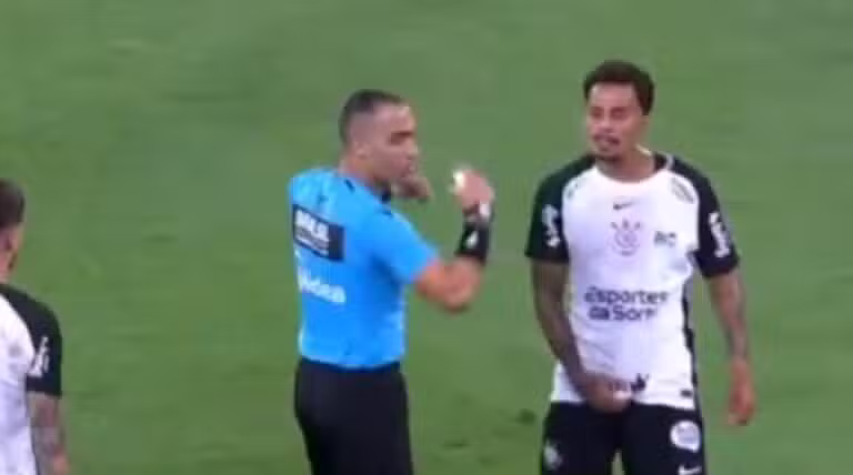 VAR confirma cartão vermelho para Allan - X