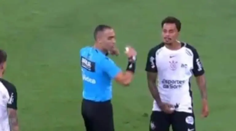 VAR confirma cartão vermelho para Allan - X