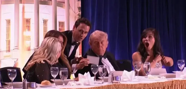 Veja o momento que o presidente Trump é retirado sob tiros em jantar no Hotel Hilton