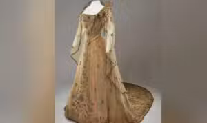 O vestido dourado usado pela Rainha Alexandra na coroação de 1902 ganha exposição em Edimburgo