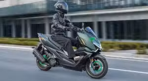 Noul scuter chinezesc sosește pe piața japoneză cu șasiu din aluminiu și se concentrează pe mobilitatea urbană