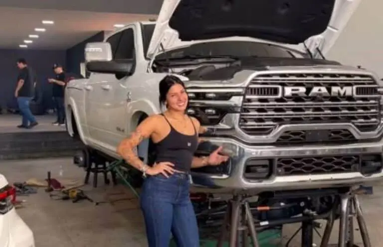 Ana Castela com sua caminhonete