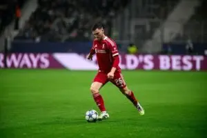Tottenham avança para contratar Andy Robertson após permanência na Premier League