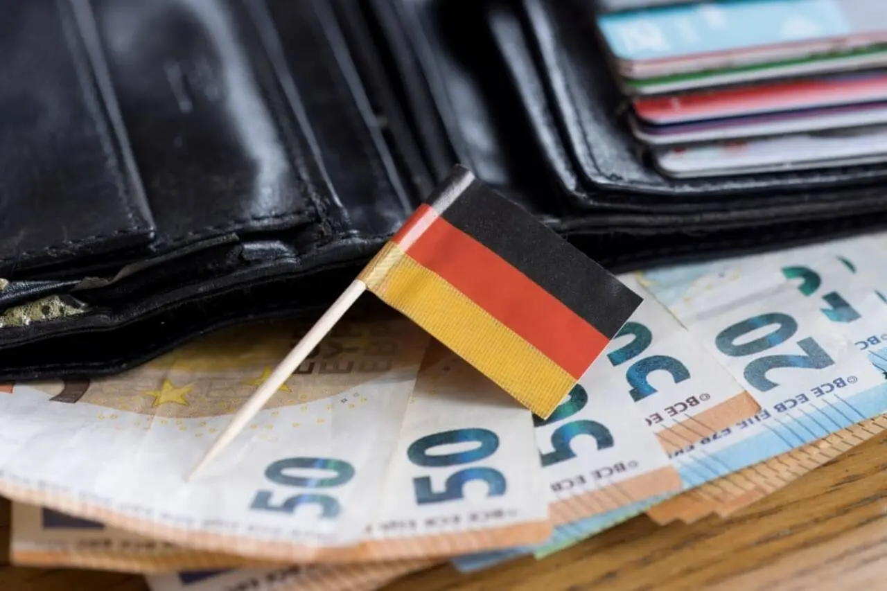 Bandeira alemã nas notas de euro, carteira no fundo