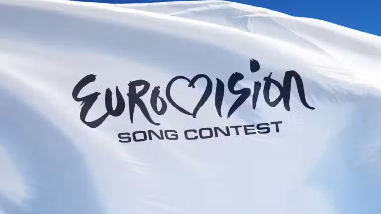 Bandeira com o logotipo do Festival Eurovisão da Canção