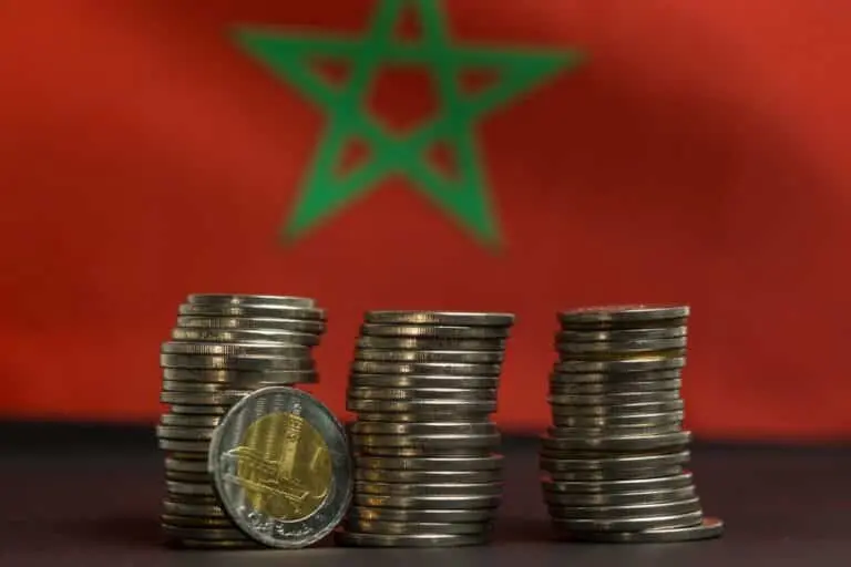 Bandeira de Marrocos e moedas marroquina