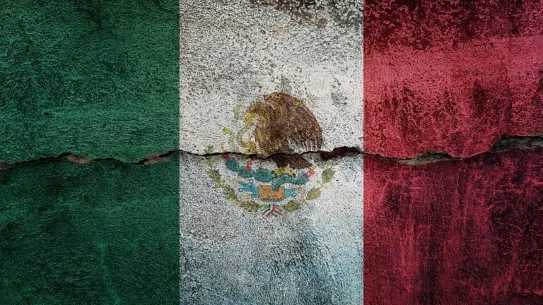 Bandeira do México na parede rachada, Conceito de terremoto ou seca