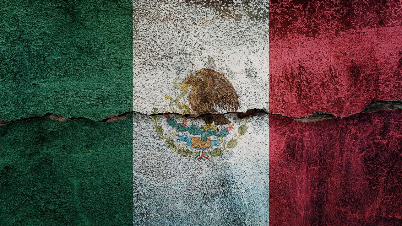 Bandeira do México na parede rachada, Conceito de terremoto ou seca