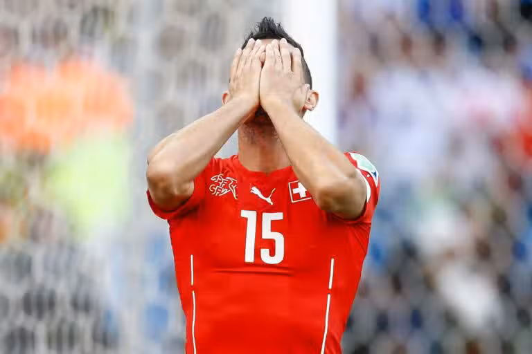 Blerim Dzemaili, da Suíça, lamenta ter perdido um gol