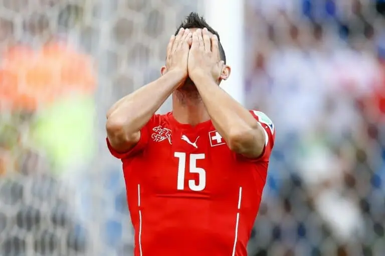 Blerim Dzemaili, da Suíça, lamenta ter perdido um gol
