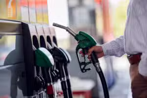 Gasolina acima de US$ 8 faz motoristas de Los Angeles gastarem US$ 100 por abastecimento