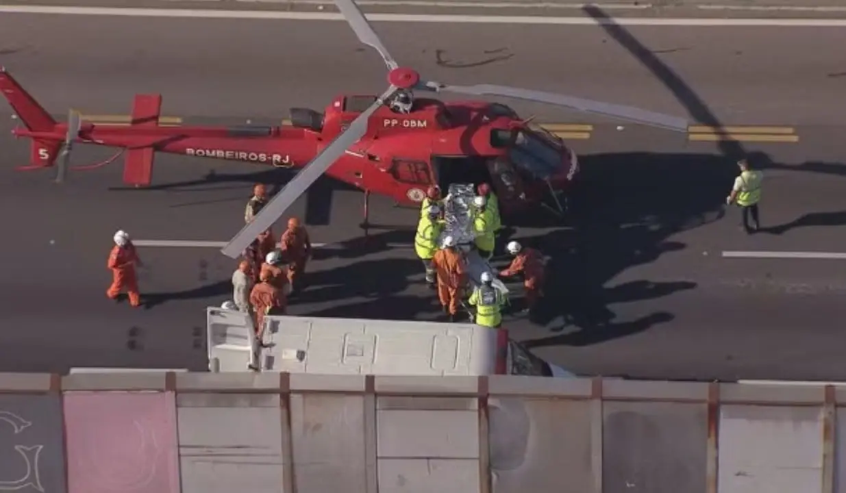 Bombeiros socorrem vítima de acidente na Linha Amarela em helicóptero