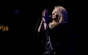 Bonnie Tyler, İngiltere’deki acil ameliyattan sonra tıbbi nedenli komada kaldı
