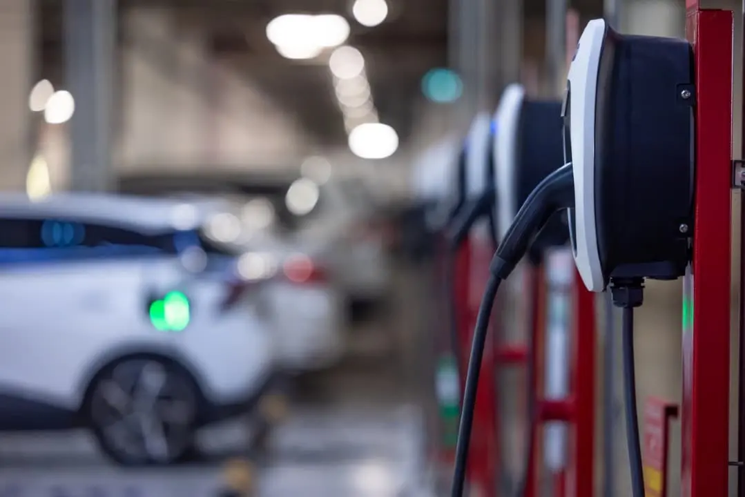 Carregador Veicolo elettrico e auto elettrica