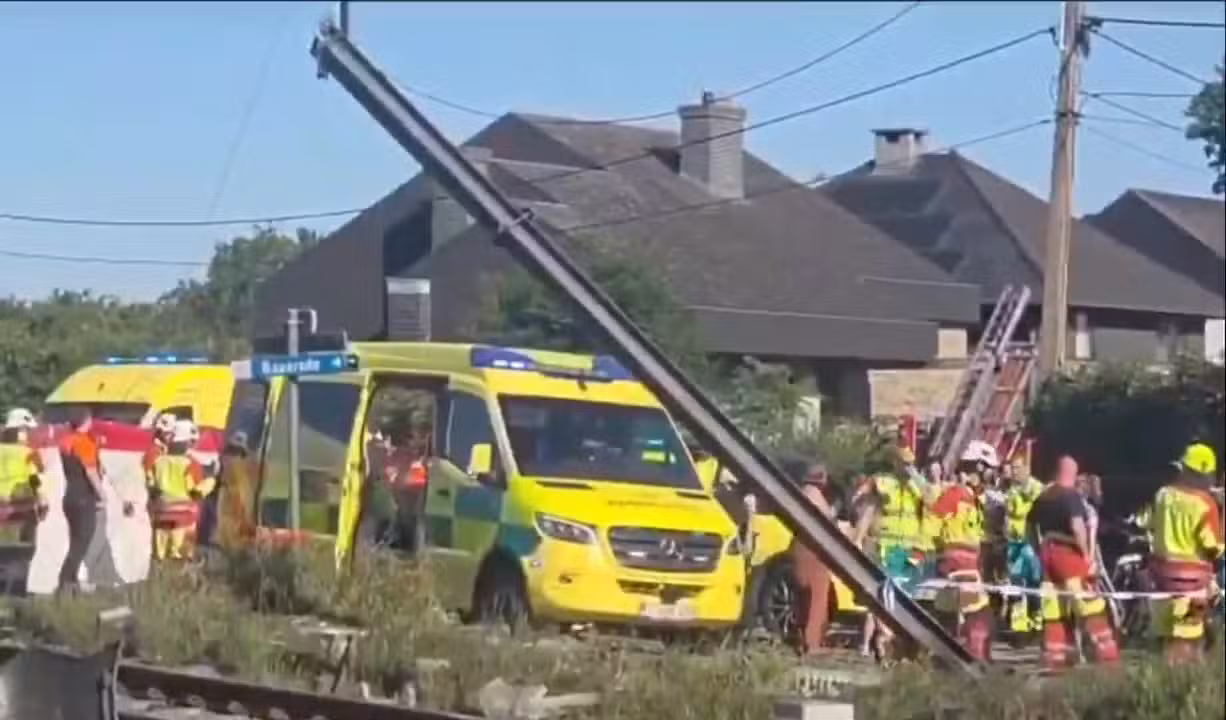 Comboio colide com autocarro escolar na Bélgica