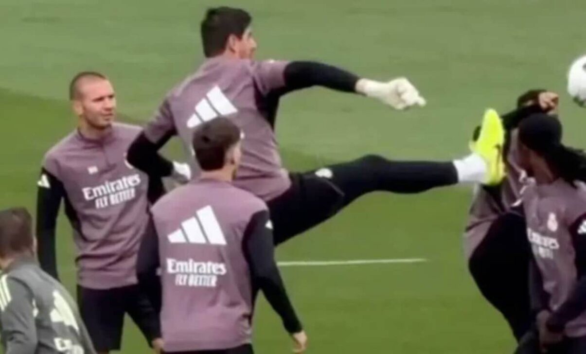 Courtouis brinca com Mbappé em treino do Real Madrid