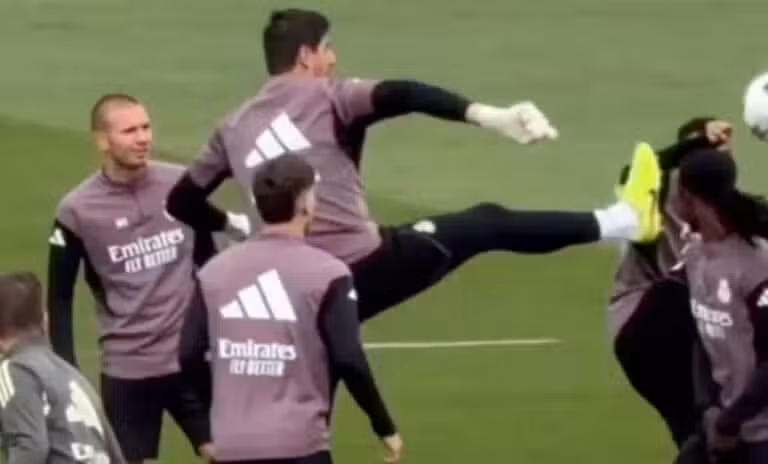 Courtouis brinca com Mbappé em treino do Real Madrid
