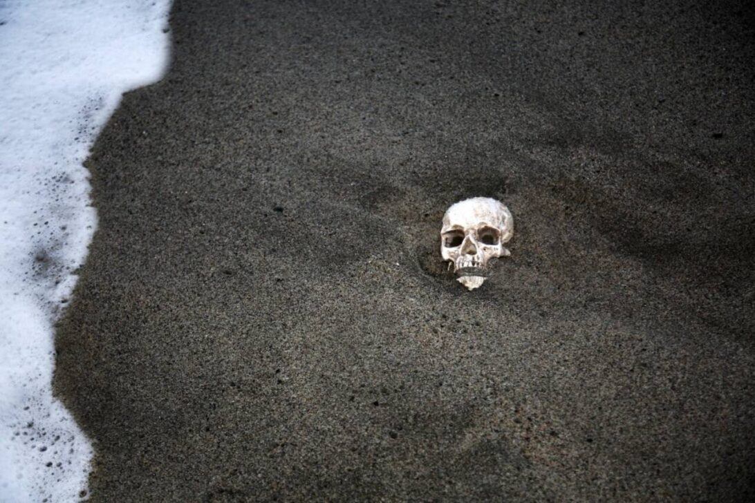 Crânio humano em praia