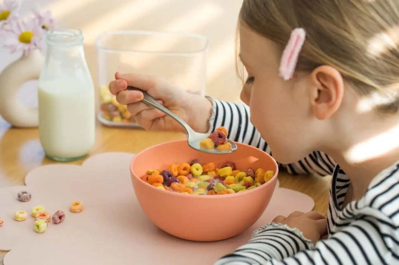 Criança comendo cereal, alimentação