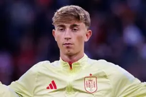 Ute av verdensmesterskapet for Spania deler Real Madrid-forsvareren Dean Huijsen farens innlegg som håner hans fravær fra laget