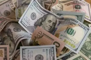 Cotação do dólar registra leve alta a 5,1601 hoje, enquanto Ibovespa avança com otimismo no mercado