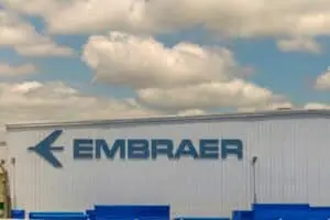 ‘Carro voador’ da Embraer: Eve realiza voo de transição crucial para início das entregas em 2028