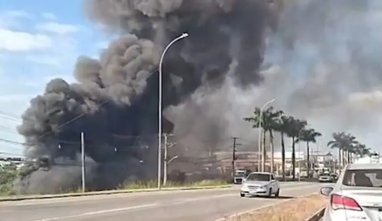 Fumaça de incêndio em vegetação chama a atenção na Serra
