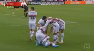 Gol de Artur com explosão coloca São Paulo na frente do Bahia pelo Campeonato Brasileiro