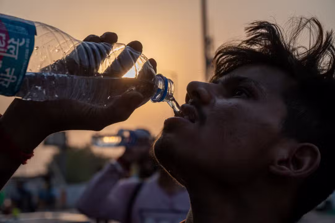 Homem, bebendo água, calor