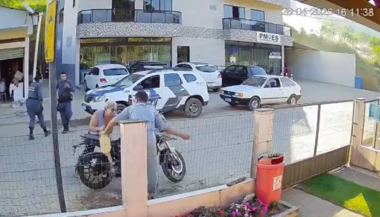 Homem incendeia própria moto em blitz policial e fogo atinge mãe