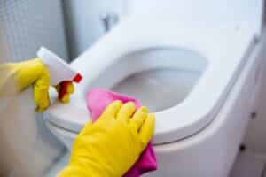 Vinagre branco elimina odores persistentes ao redor do vaso sanitário