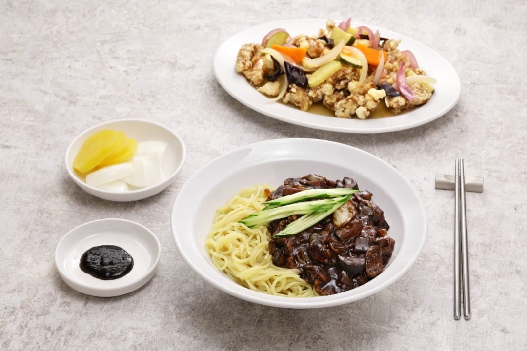 Macarrão coreano e tangsuyuk