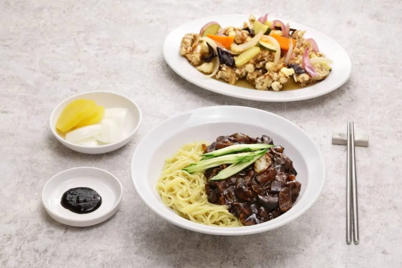Корейски Macarrão и tangsuyuk