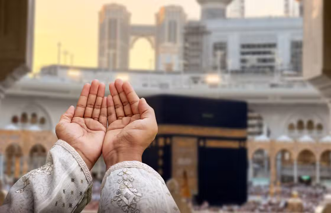 Mão de homem muçulmano rezando com fundo de mesquita, oração e Hajj
