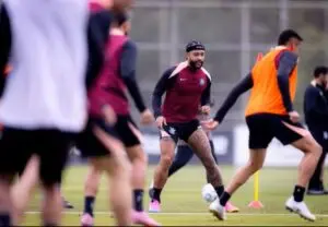 Negociação por Memphis Depay pode ser reaberta pelo Corinthians com corte de R$ 30 milhões